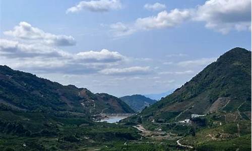 漫山遍野看一二打一生肖-漫山遍野看风景是什么生肖